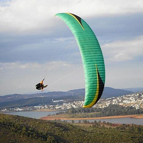 Piloto de parapente em voo solo sobre a região da Serra da Moeda