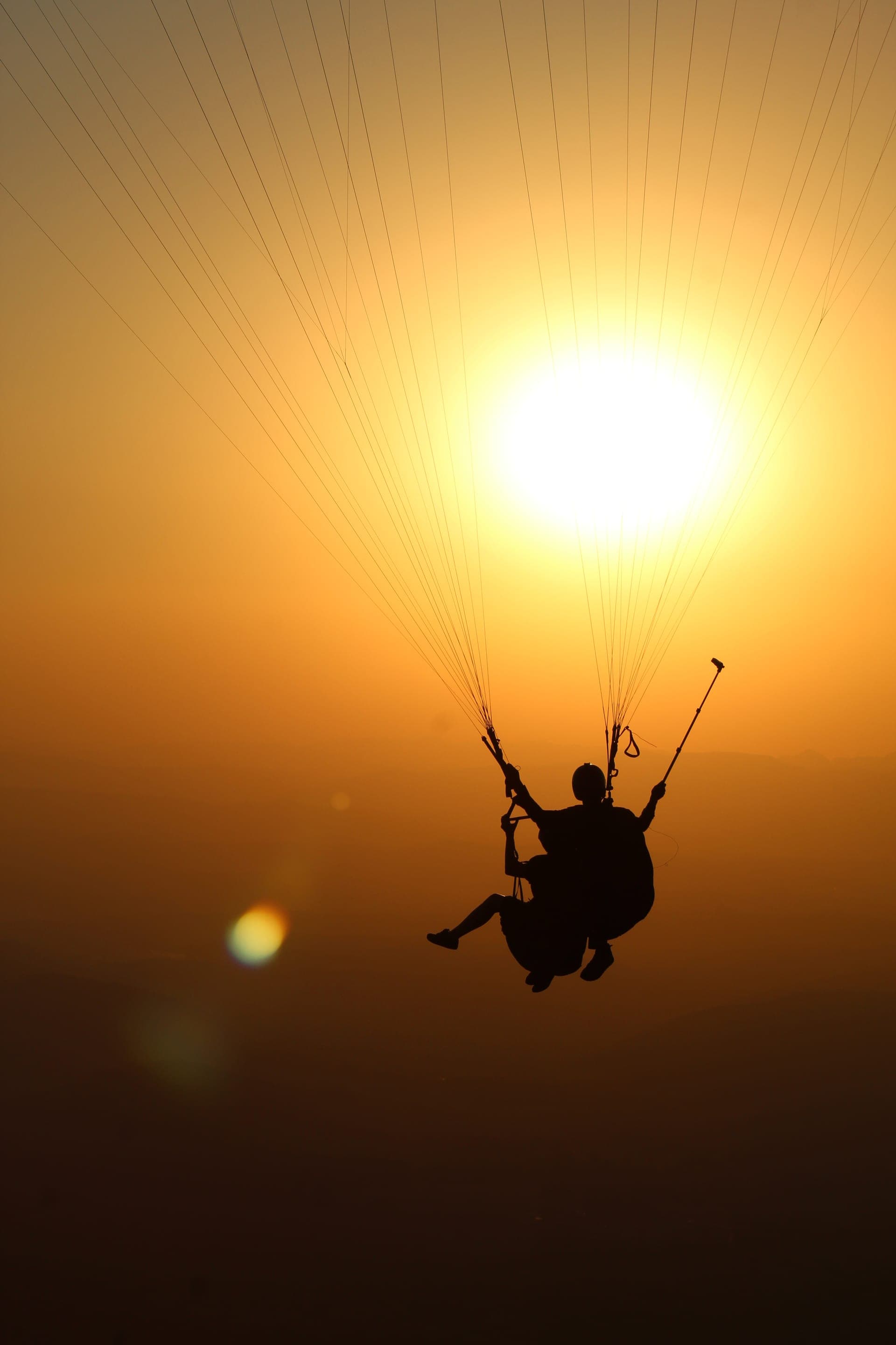 Voo de parapente ao pôr do sol na Serra da Moeda