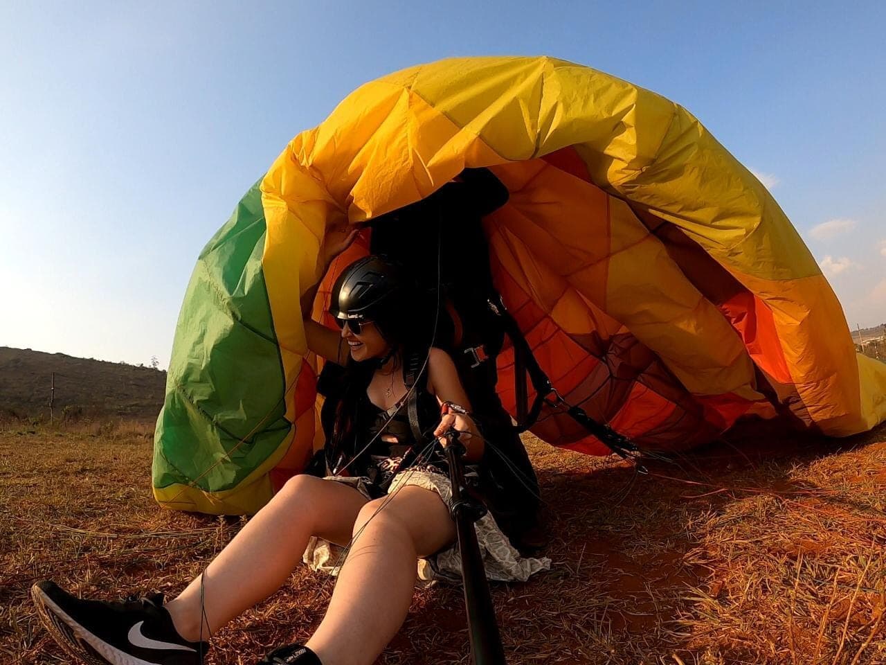 Passageira pronta na rampa, com a vela inflada antes da decolagem