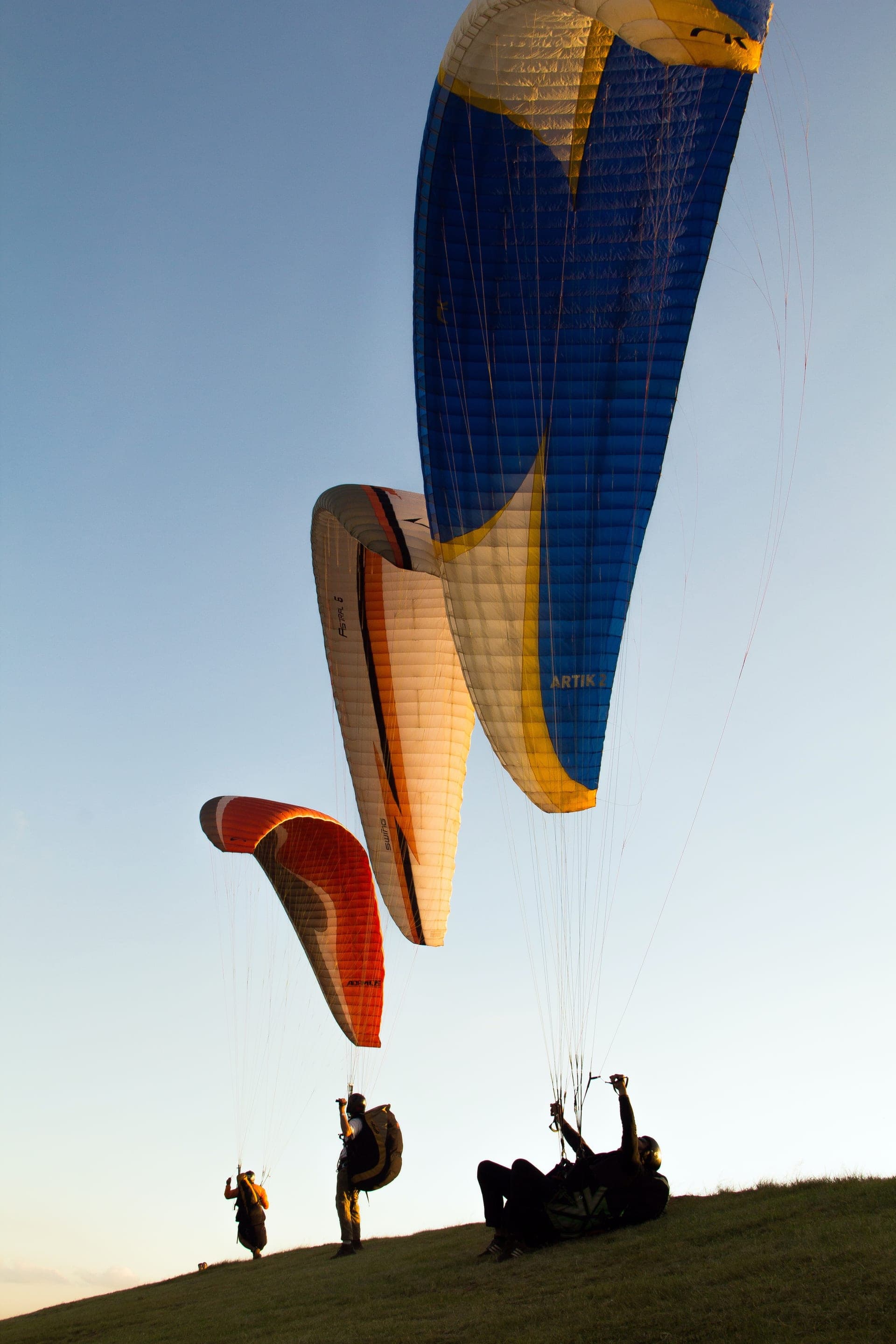 Velas de parapente preparadas na rampa do Topo do Mundo, na Serra da Moeda