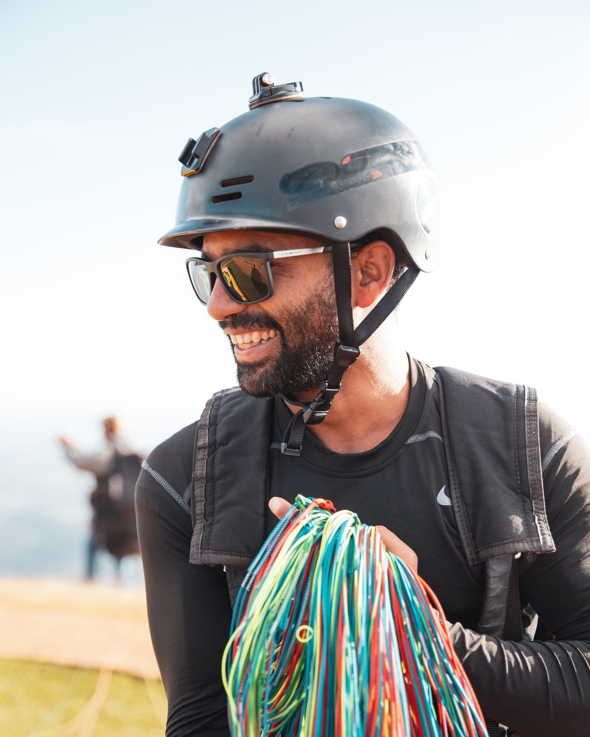 Weslen Alves, piloto e instrutor da Adrenar, com as linhas da vela na mão, na rampa do Topo do Mundo