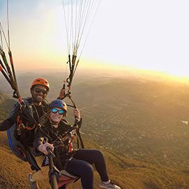 Voo duplo de parapente no topo do mundo