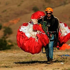 Voo solo de parapente no topo do mundo